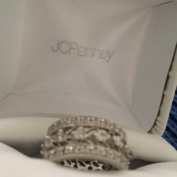 Beautiful sparkly ring - Picture 2 of 2